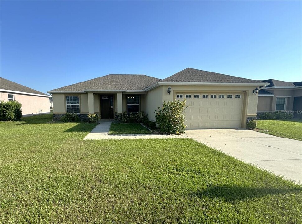 33844 Emerald Pond Loop in Leesburg, FL - Building Photo