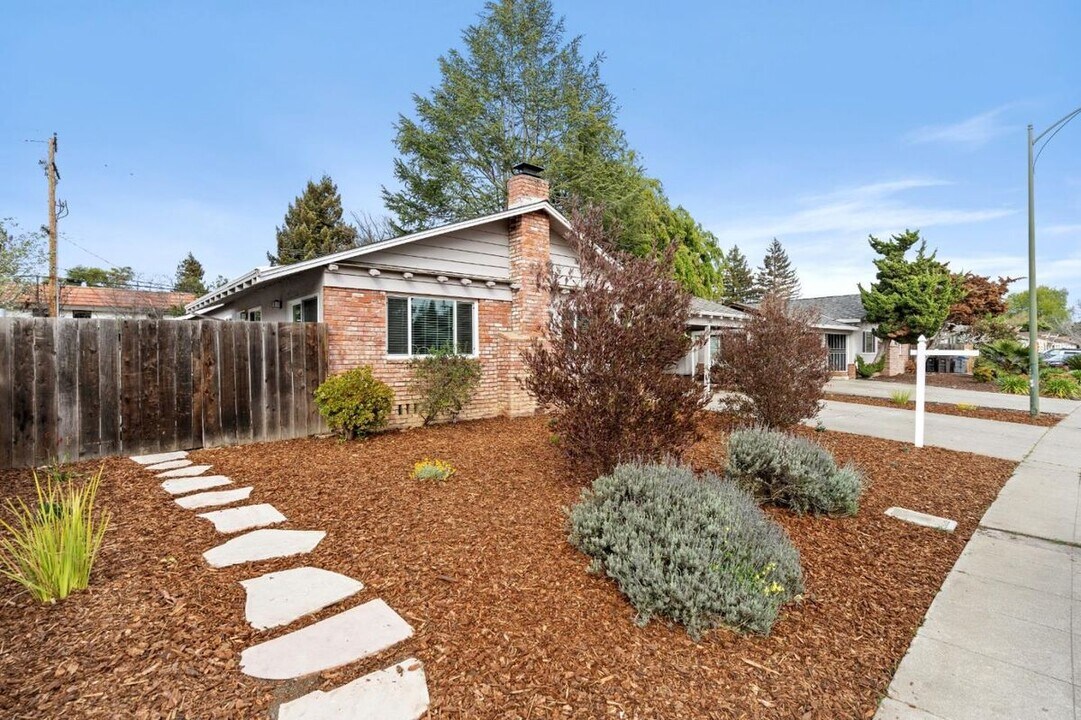 130 Kittoe Dr in Mountain View, CA - Building Photo