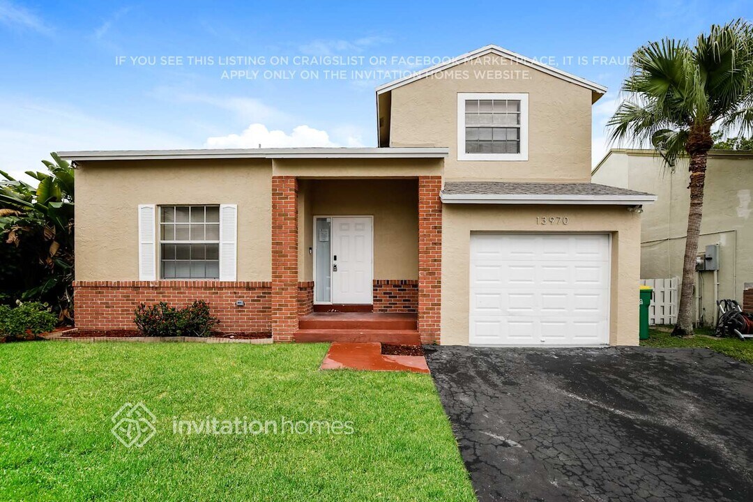 13970 Langley Pl in Davie, FL - Building Photo