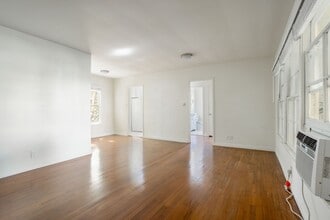 Hollister and 6th Street Apartments in Santa Monica, CA - Building Photo - Interior Photo
