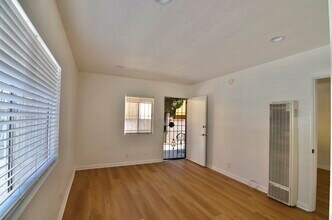 5350 Fountain Ave in Los Angeles, CA - Building Photo - Building Photo