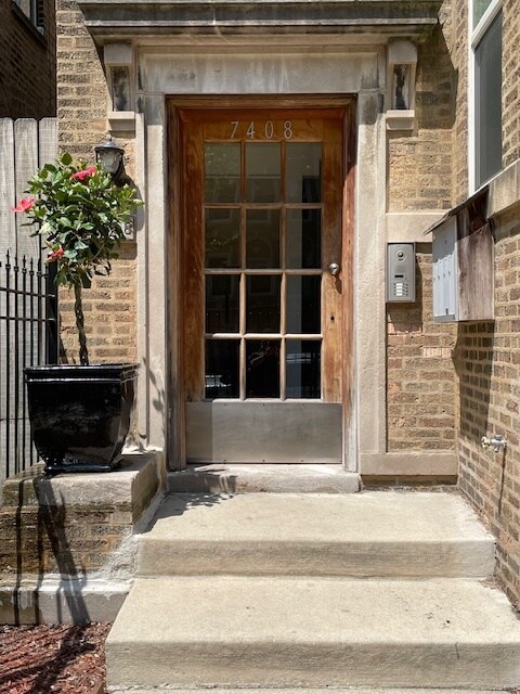 7408 N Hoyne Ave, Unit 1 in Chicago, IL - Foto de edificio - Building Photo