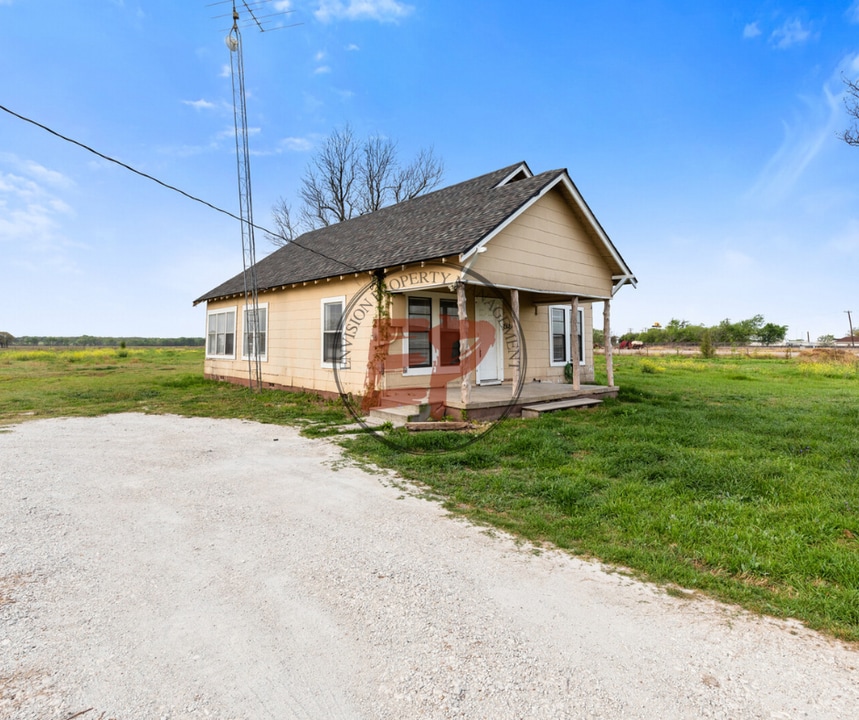 262 E Hilltop Ln in Elm Mott, TX - Building Photo