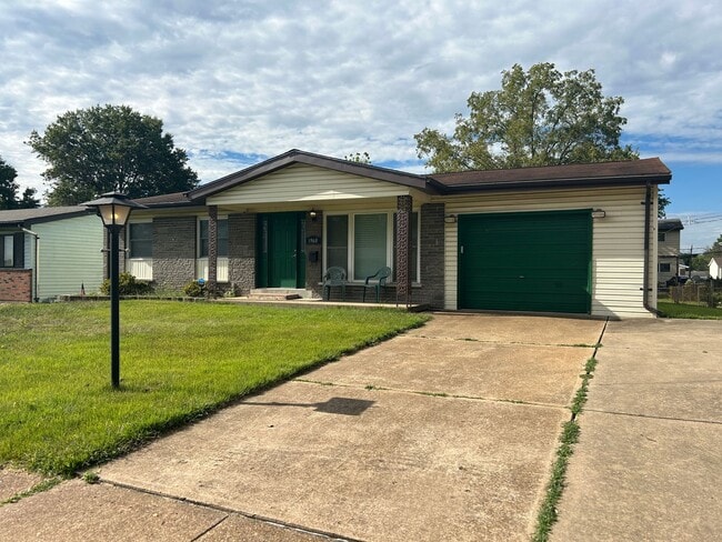 1960 Teakwood Manor Dr in Florissant, MO - Building Photo - Building Photo