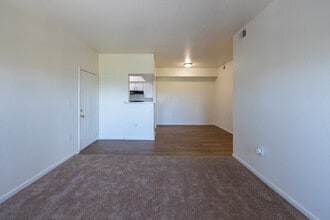 Village Crest in Commerce City, CO - Foto de edificio - Interior Photo