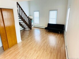 892 State St in New Haven, CT - Building Photo
