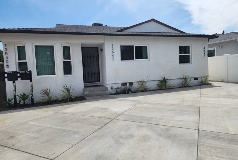 13542 Hamlin St in Los Angeles, CA - Building Photo