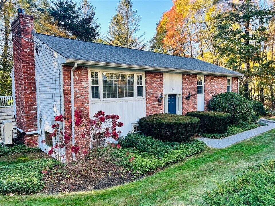 135 Walker Pond Rd in Sturbridge, MA - Building Photo