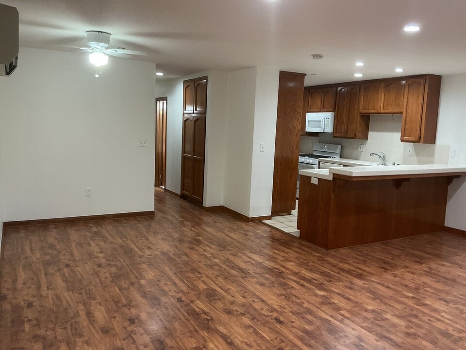 17200 Newhope St in Fountain Valley, CA - Foto de edificio