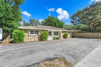 3655 Stirling Rd in Fort Lauderdale, FL - Foto de edificio - Building Photo