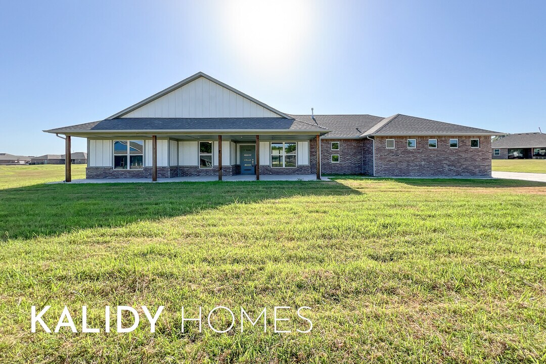 114 Olde Ml Rd in Jones, OK - Building Photo