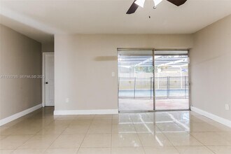 7560 Venetian St in Miramar, FL - Foto de edificio - Building Photo