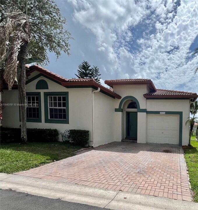 16125 Opal Creek Dr in Weston, FL - Foto de edificio