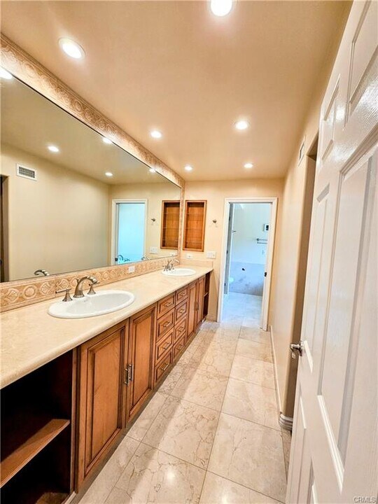 18521 Calle Vista Cir in Los Angeles, CA - Building Photo