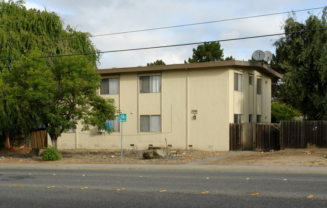 1585 E Calaveras Blvd in Milpitas, CA - Building Photo