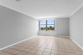 2899 Collins Ave, Unit 537 in Miami Beach, FL - Building Photo - Building Photo