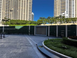 540 Brickell Key Dr in Miami, FL - Building Photo - Building Photo