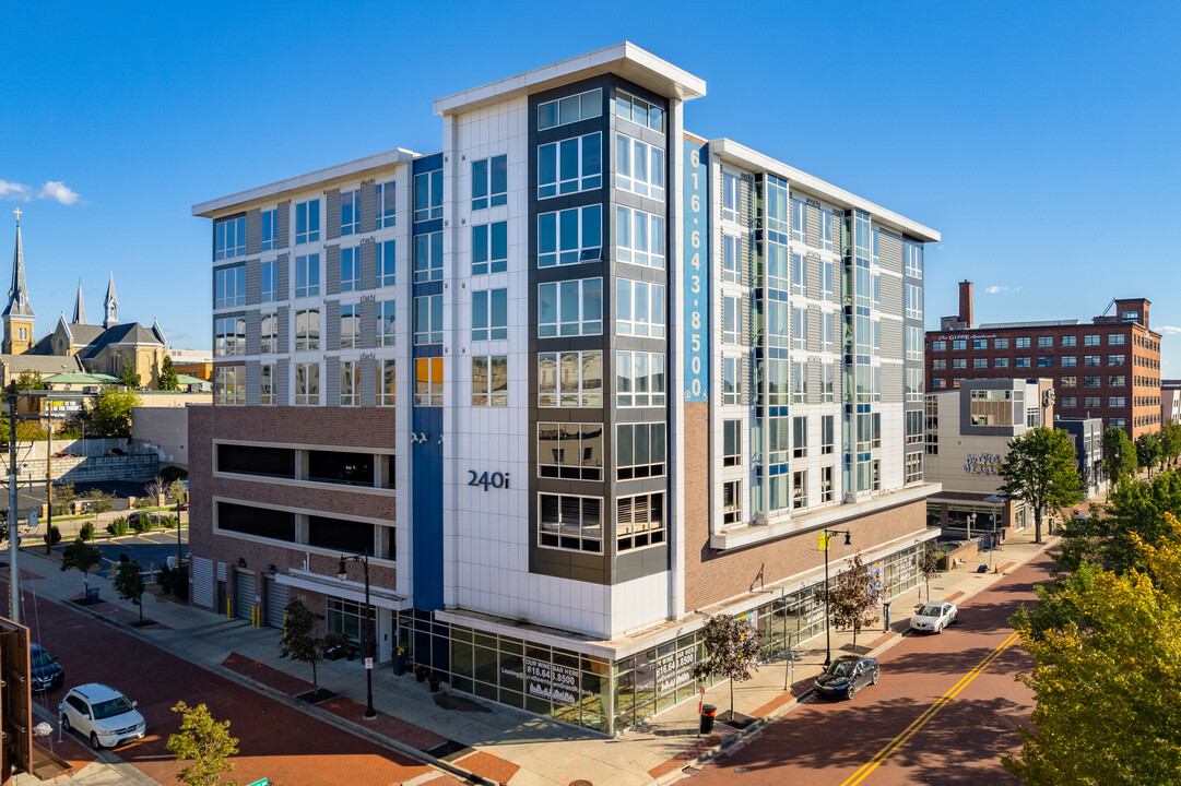 240i in Grand Rapids, MI - Foto de edificio