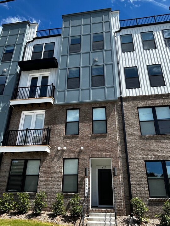 1245 S Blount St in Raleigh, NC - Foto de edificio