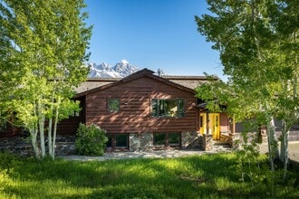 8225 N Spring Gulch Rd in Jackson, WY - Building Photo - Building Photo