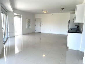 7700 Tatum Waterway Dr in Miami Beach, FL - Building Photo - Building Photo