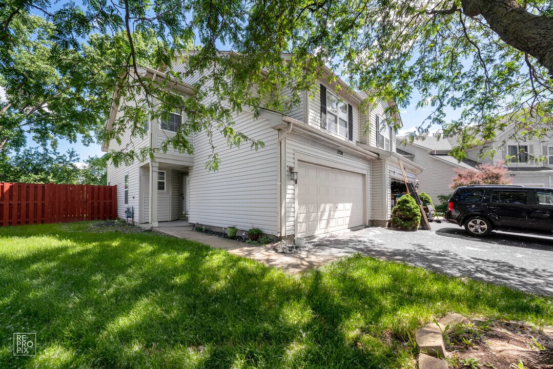 1724 Leeds Ct in Mundelein, IL - Building Photo
