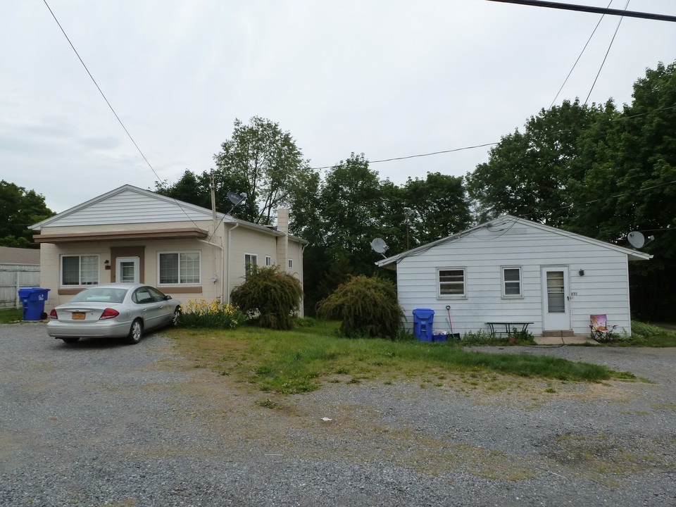 231 Longs Gap Rd in Carlisle, PA - Building Photo