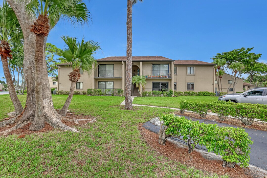 522 Shady Pine Way in Greenacres, FL - Building Photo