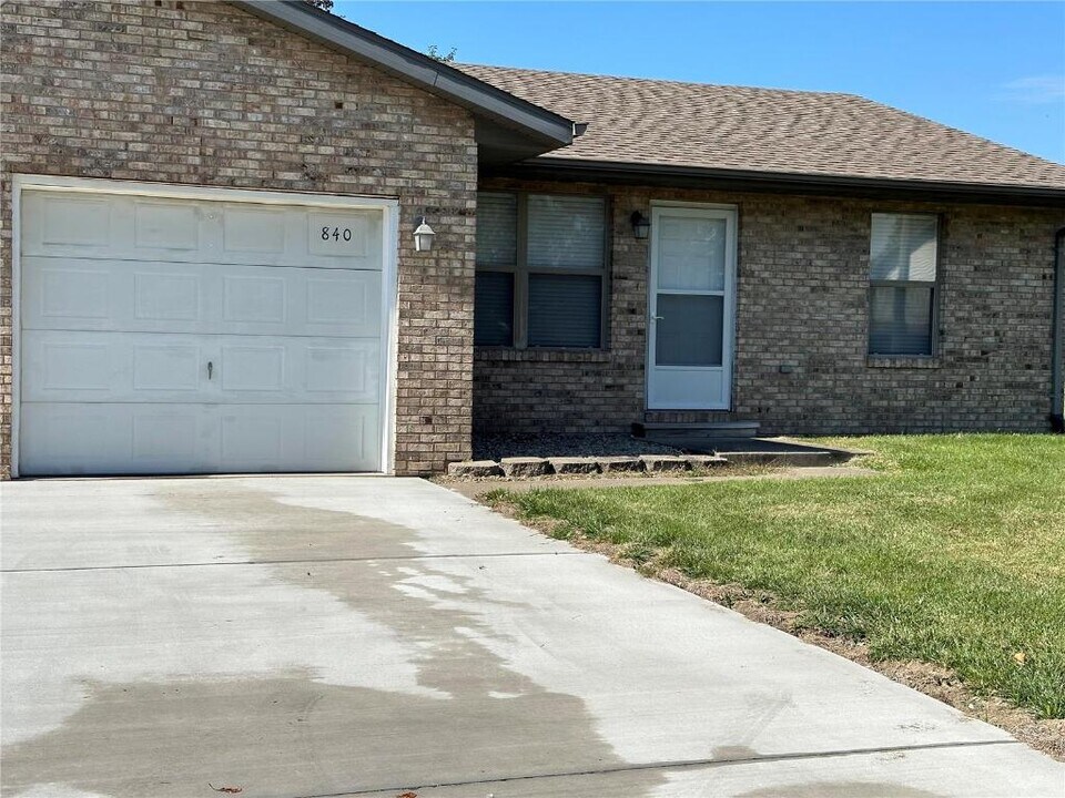842 Southgate Dr in Freeburg, IL - Building Photo