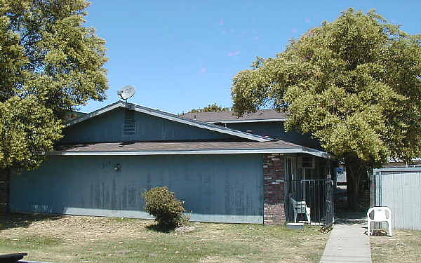 819 W Kettleman Ln in Lodi, CA - Foto de edificio