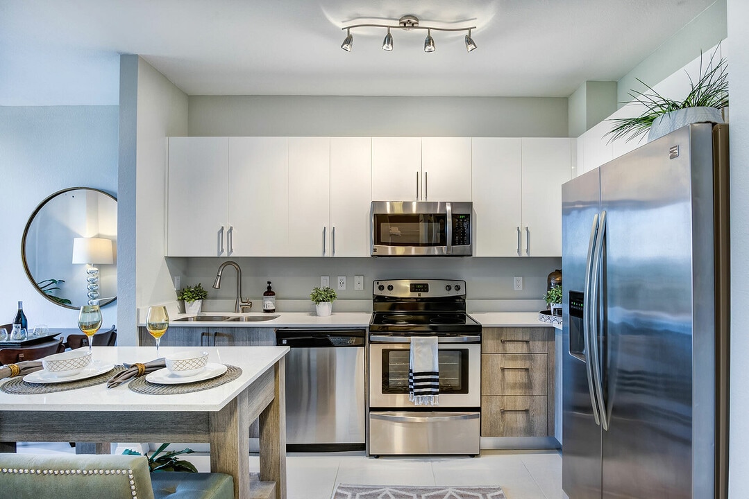 Club Prado in Miami, FL - Foto de edificio