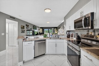 2334 S Cypress Bend Dr in Pompano Beach, FL - Foto de edificio - Building Photo