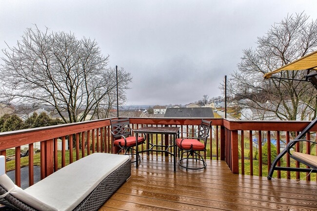 304 Chanticleer Cir in New Stanton, PA - Foto de edificio - Building Photo