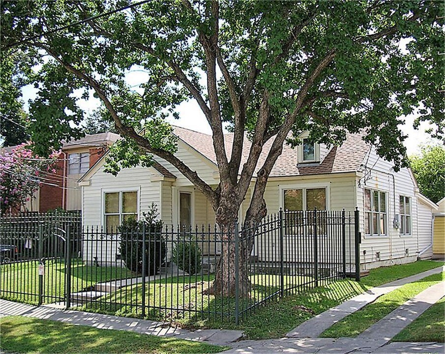 5209 Chenevert St in Houston, TX - Building Photo