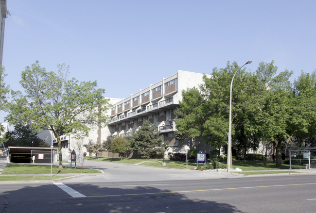 Queenscourt in Toronto, ON - Building Photo - Primary Photo