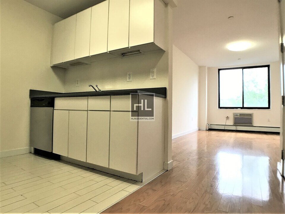 924 Metropolitan Ave in Brooklyn, NY - Building Photo