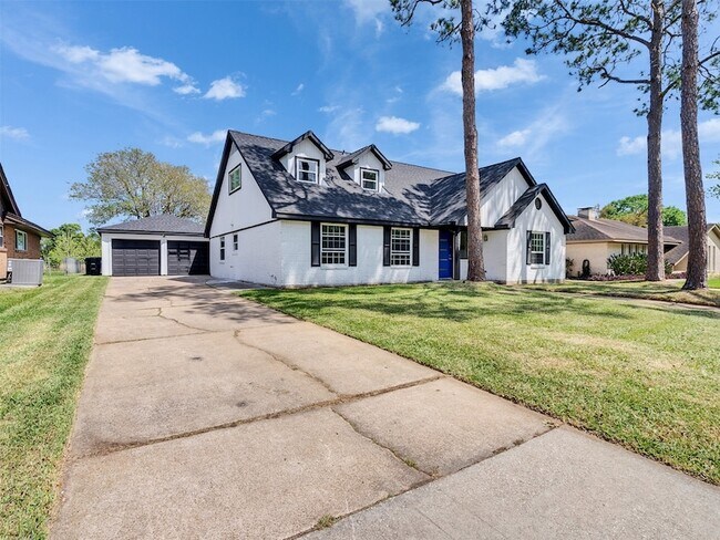 16007 Diana Ln in Houston, TX - Foto de edificio - Building Photo