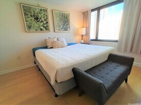343 Hobron Ln in Honolulu, HI - Building Photo