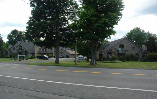 Broodside East Apartments in Manlius, NY - Building Photo - Building Photo