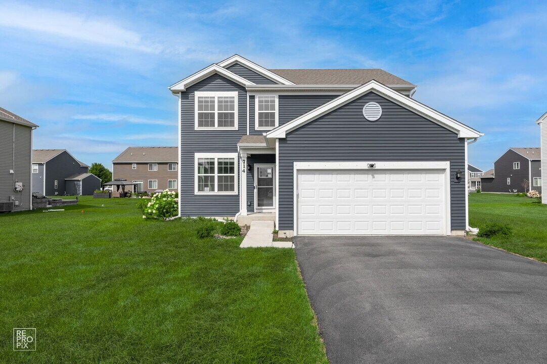 714 Juniper St in Oswego, IL - Building Photo