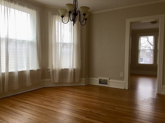 4929 Saratoga Ave in Downers Grove, IL - Foto de edificio - Building Photo