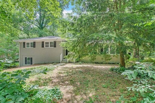 5747 Woodland Dr in Acworth, GA - Building Photo