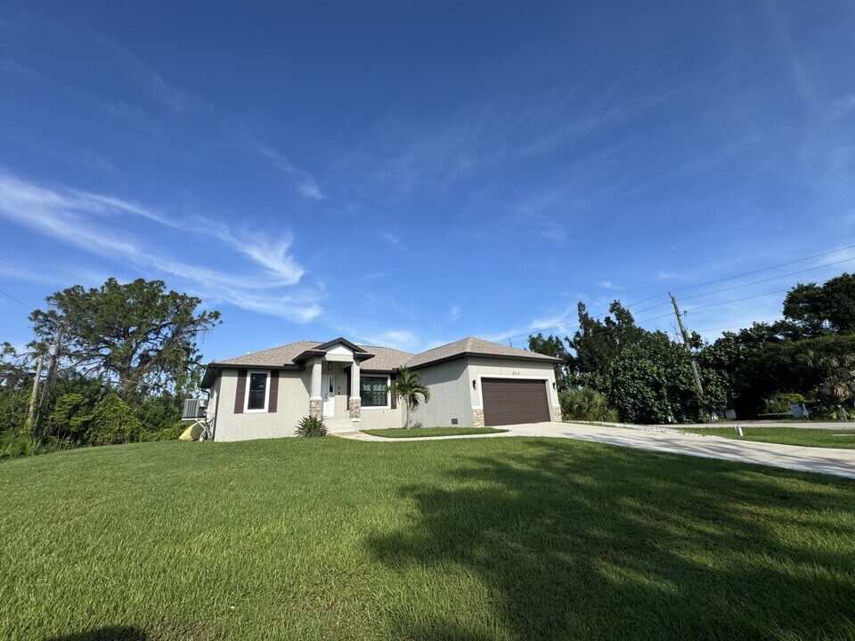 4310 Zenith Rd in Venice, FL - Building Photo