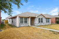 2922 Midbury Dr in Lancaster, TX - Foto de edificio - Building Photo