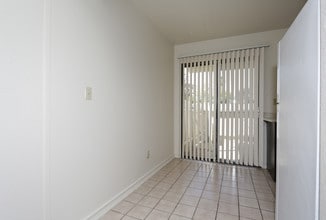 Courtyard Cottages in Sacramento, CA - Building Photo - Interior Photo