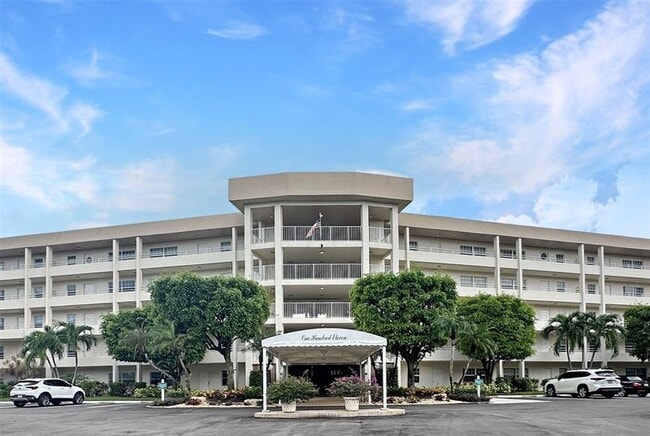 535 Oaks Dr in Pompano Beach, FL - Building Photo - Building Photo