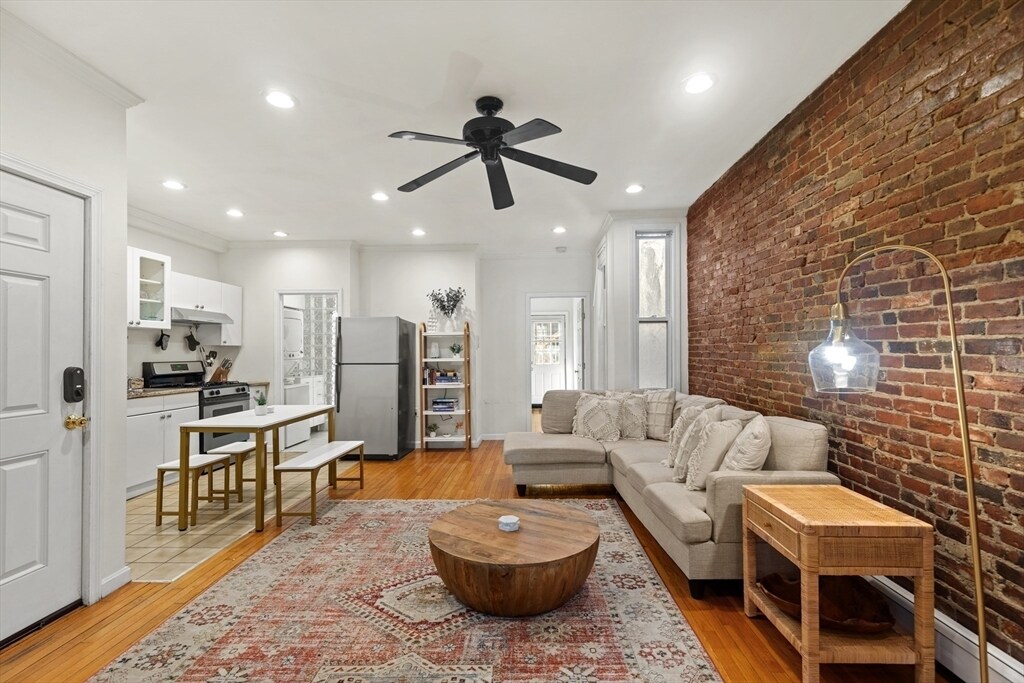 245 W Fifth St in Boston, MA - Building Photo