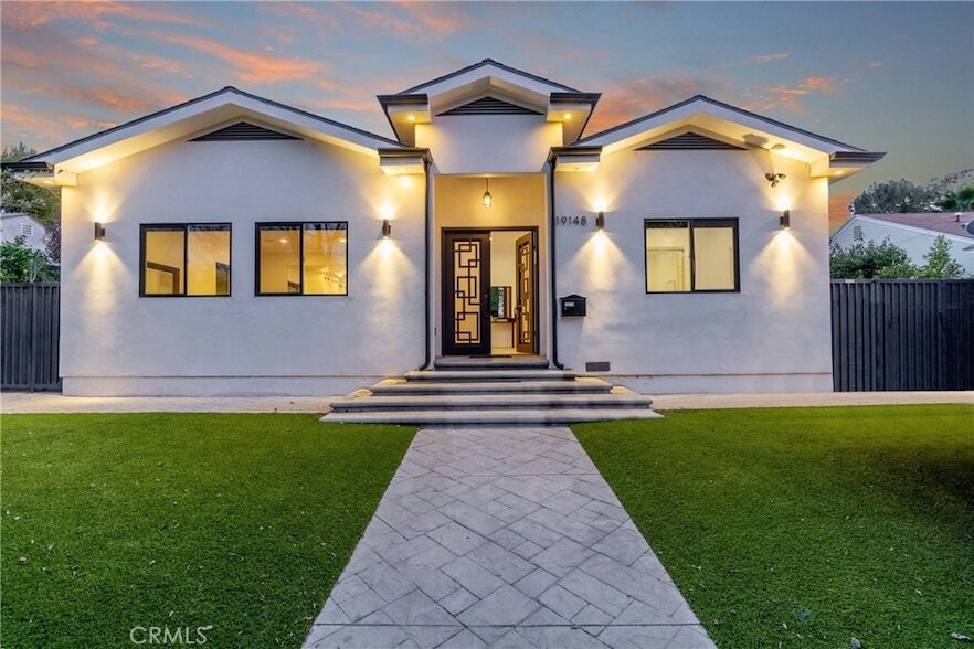 19148 W Oxnard St in Los Angeles, CA - Building Photo