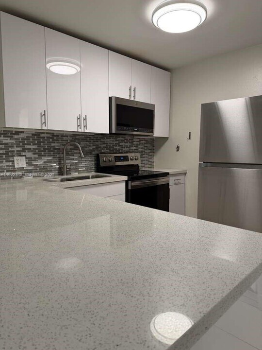 13787 SW 66th St in Miami, FL - Building Photo