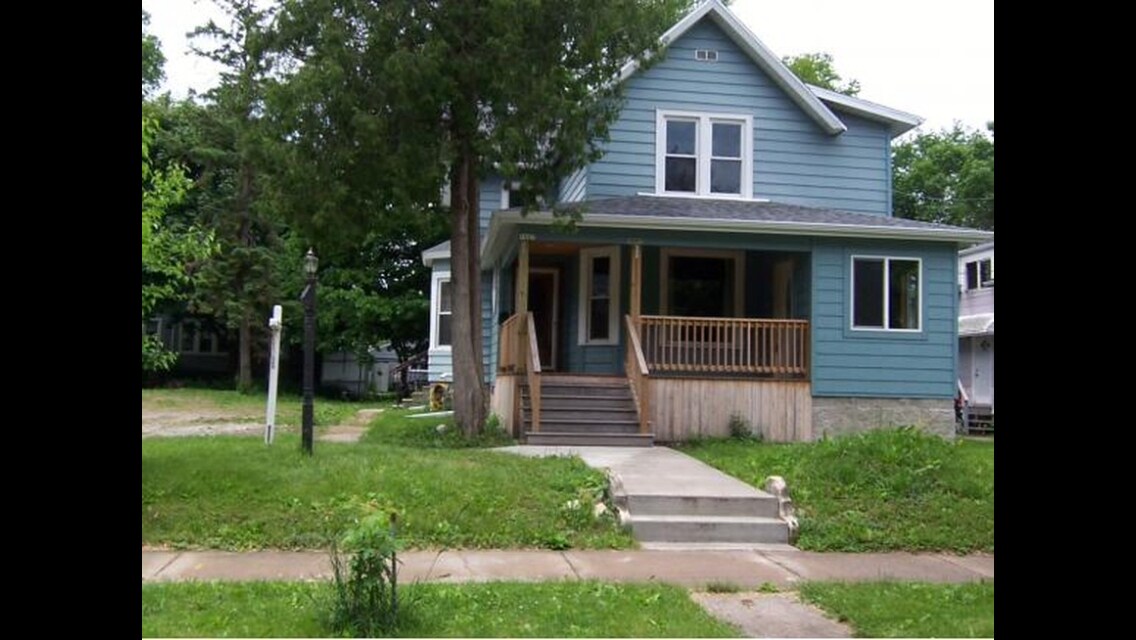 1667 Doty St, Unit 1 lower in Oshkosh, WI - Building Photo